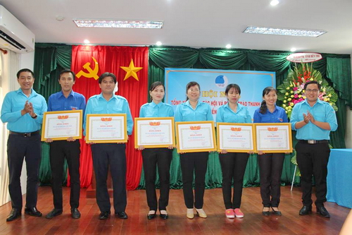 Ủy ban Hội LHTN Việt Nam tỉnh trao bằng khen các tập thể và cá nhân hoàn thành xuất sắc nhiệm vụ công tác Hội và phong trào thanh niên tỉnh Bến Tre năm 2017